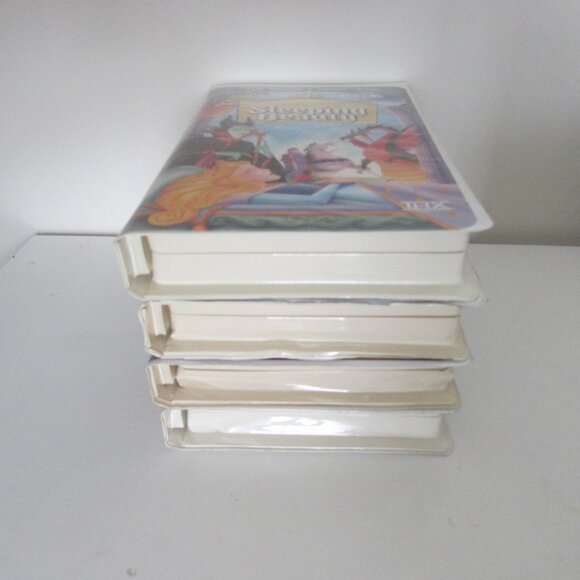 VHS Tapes - 4 Classic Disney movies - Picture 4 of 10